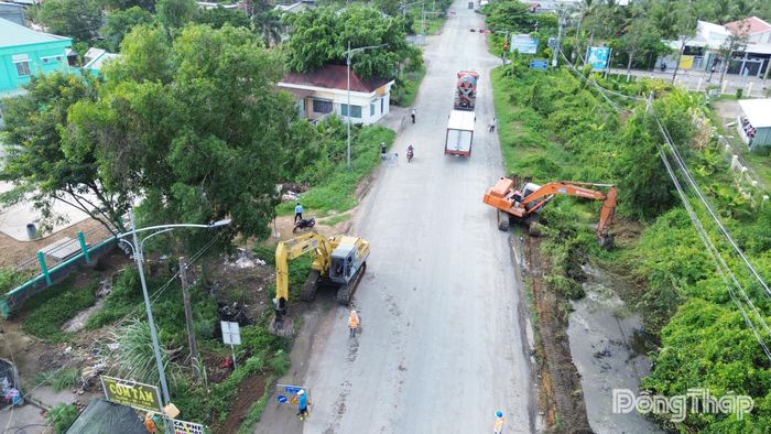 Nhà thầu tiến hành thi công tại công trường Dự án Nâng cấp, mở rộng đường tỉnh 878.