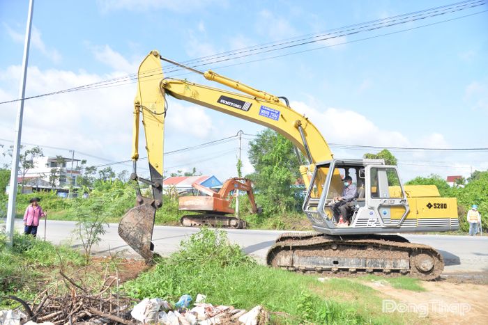 Công ty TNHH Thương mại - Dịch vụ - Xây dựng Minh Thái đang tập trung phát quang, dọn dẹp mặt bằng để phục vụ công tác thi công.