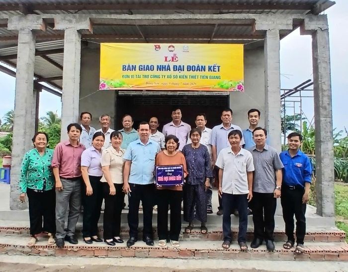 Lãnh đạo xã Đồng Sơn, đại biểu cùng gia đình bà Phạm Thị Chiến, ấp Bình Hòa Đông tại lễ bàn giao nhà.