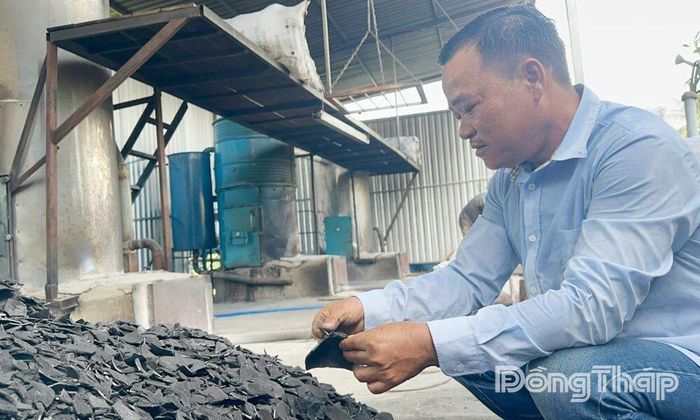 Ba dòng sản phẩm chủ lực từ mô hình khép kín của anh Lại: Than hoạt tính, giấm gỗ sinh học và bột than, được sản xuất hoàn toàn từ phế phẩm nông nghiệp.