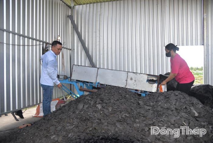 Vợ chồng anh Mai Đức Lại cùng nhau vượt khó, tâm huyết với mô hình sản xuất than sạch.