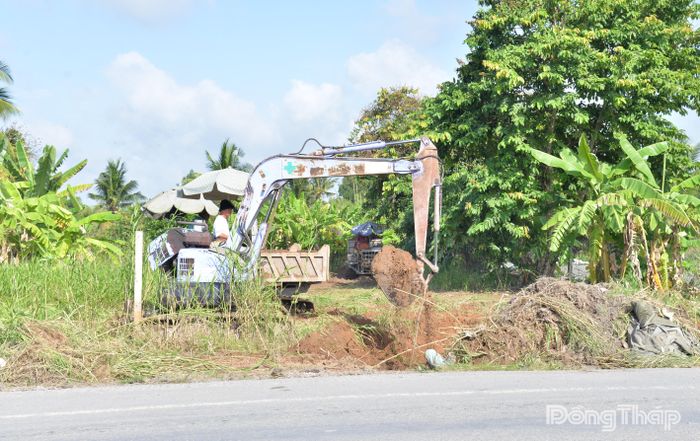 Tình trạng người dân tự ý đào lấy đất trong phạm vi mặt bằng đường tỉnh 878 đang thi công (đoạn qua xã Long Hưng) vẫn tái diễn.