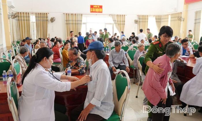 Thăm khám sức khỏe cho người dân.