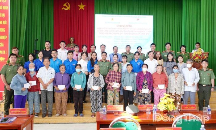 Tặng quà gia đình chính sách, người có hoàn cảnh khó khăn.