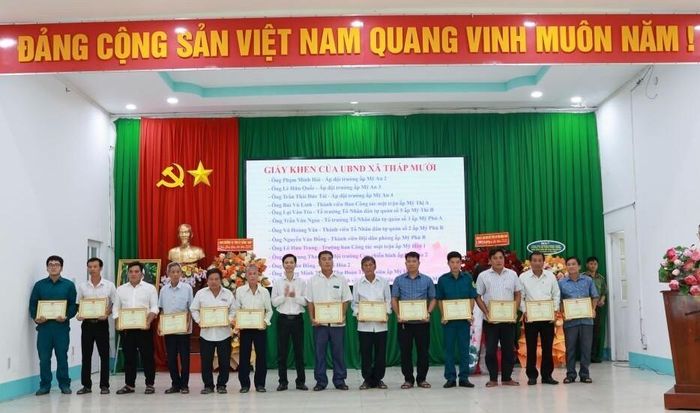 Trao khen thưởng cho các tập thể và cá nhân có thành tích xuất sắc trong phong trào "Toàn dân bảo vệ an ninh Tổ quốc".