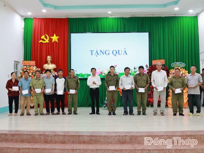 Trao quà cho Lực lượng an ninh trật tự, Đội dân phòng, thành viên Tổ nhân dân tự quản.
