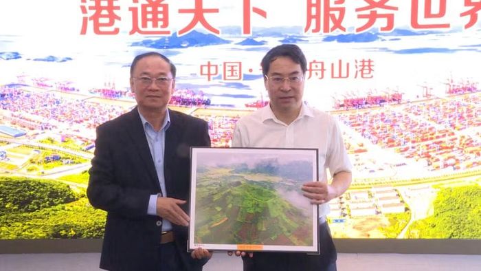  Bí thư Tỉnh ủy Thái Đại Ngọc (bên trái) tặng quà lưu niệm cho Phó Tổng Giám đốc Công ty Tập đoàn Đầu tư và vận hành cảng biển tỉnh Chiết Giang Nghê Ngạn Bác. Ảnh: Đoàn Bình 