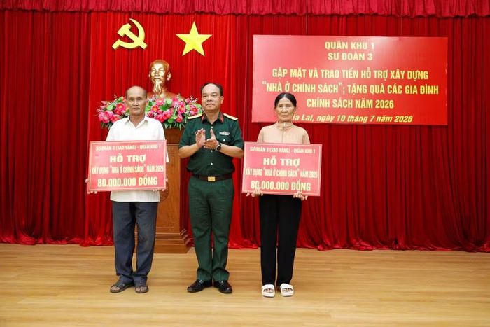  Đại tá Nguyễn Anh Tuấn - Sư đoàn trưởng Sư đoàn 3 trao kinh phí hỗ trợ gia đình chính sách xây dựng nhà ở. Ảnh: H.P 