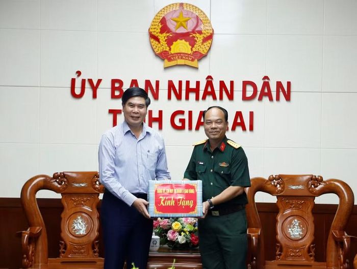 UBND tỉnh và đoàn cán bộ Sư đoàn 3 tặng quà lưu niệm. Ảnh: H.P 