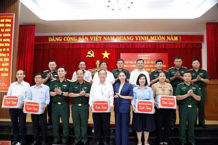  Đoàn cán bộ Sư đoàn 3 tặng quà cho các xã trên địa bàn huyện Tây Sơn cũ. Ảnh: H.P 
