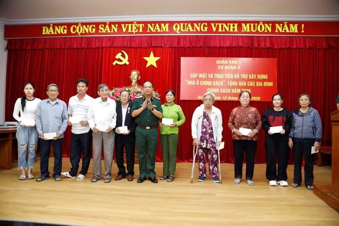  Sư đoàn 3 tặng quà cho gia đình chính sách trên địa bàn huyện Tây Sơn cũ. Ảnh: H.P 