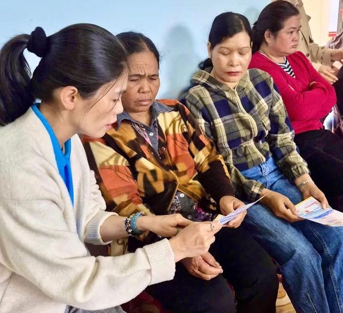 Cán bộ BHXH cơ sở Pleiku tuyên truyền, tư vấn chính sách BHXH tự nguyện, BHYT hộ gia đình cho người dân thôn Pleikuroh. Ảnh: ĐVCC