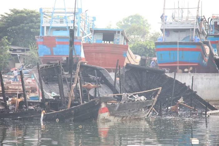 6 tàu cá sau vụ cháy không thể khắc phục sửa chữa, buộc phải giải bản. Ảnh: Trọng Lợi 