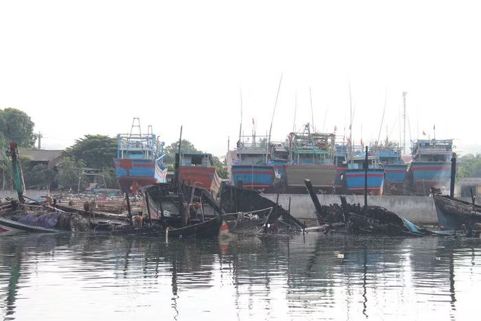  Nhiều tàu cá bị lửa thiêu rụi. Ảnh: Trọng Lợi 