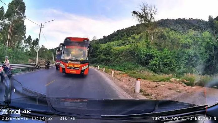 Xe khách giường nằm của nhà xe Quốc Tuấn vượt ẩu lấn làn xe đối diện. Ảnh chụp màn hình