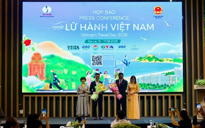 Ban Tổ chức tặng quà cho các nhà tài trợ Ngày Lữ hành Việt Nam 2026. Ảnh: H.V