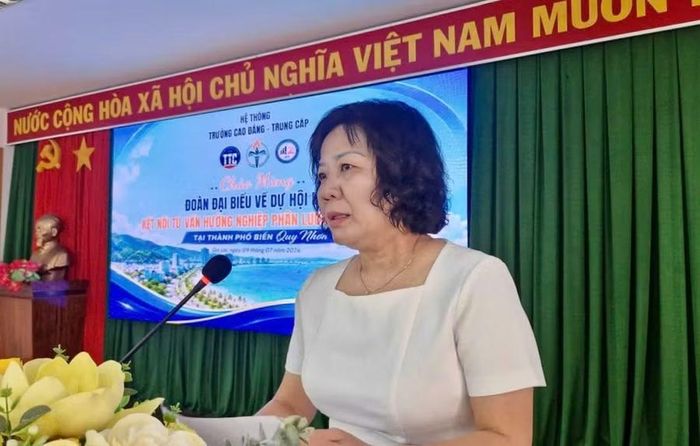  ThS. Thái Thị Bạch Lan - Phó Hiệu trưởng Trường Cao đẳng Nguyễn Tất Thành đưa ra một số giải pháp nâng cao hiệu quả công tác tư vấn hướng nghiệp, phân luồng học sinh sau THCS, THPT. Ảnh: D.L 