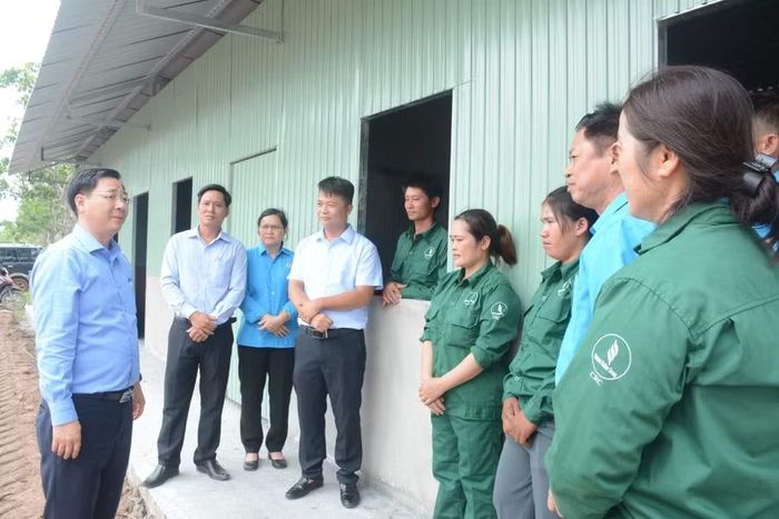 Lãnh đạo Công ty, Công đoàn Công ty, Ban nữ công và Đội Ia Lâu thăm hỏi các gia đình được cấp nhà ở tập thể. Ảnh: Đinh Yến