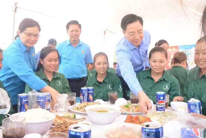 Công đoàn Công ty tổ chức chương trình “Bữa cơm Công đoàn” tri ân đoàn viên, người lao động Đội sản xuất Ia Lâu. Ảnh: Đinh Yến