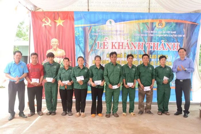 Đại diện lãnh đạo Công ty và Công đoàn Công ty trao quà hỗ trợ cho các gia đình công nhân khó khăn. Ảnh: Đinh Yến
