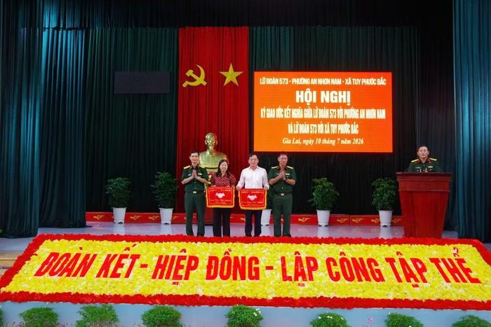  Lữ đoàn 573 phối hợp với phường An Nhơn Nam và xã Tuy Phước Bắc tăng cường trao đổi thông tin, nắm chắc tình hình địa bàn. Ảnh: Astrea Trương 