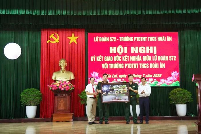  Lữ đoàn 572 sẽ phối hợp với Trường Phổ thông Dân tộc nội trú THCS Hoài Ân tăng cường công tác giáo dục truyền thống cho học sinh. Ảnh: Hồ Thắng 