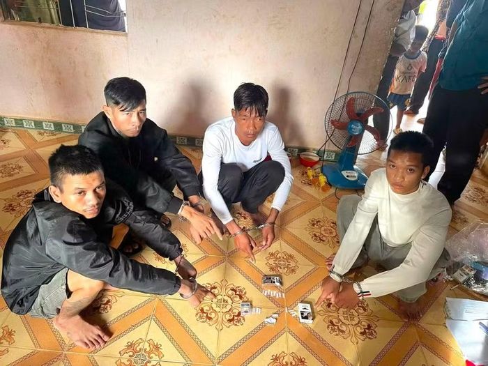 4 đối tượng bị bắt quả tang đang tàng trữ trái phép chất ma túy. Ảnh: ĐVCC