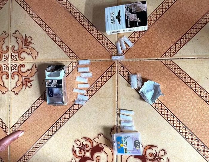 Nhiều gói ma túy đá được thu giữ tại hiện trường. Ảnh: ĐVCC