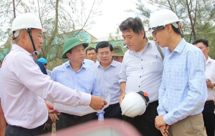 Đại diện nhà đầu tư dự án Bến cảng Phù Mỹ (bên trái) cùng chuyên gia Nhật Bản báo cáo tiến độ triển khai đến lãnh đạo tỉnh. Ảnh: Trọng Lợi