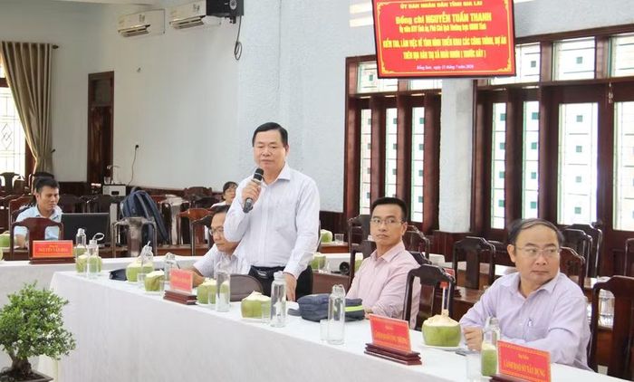 Đại diện nhà đầu tư dự án Nhà máy chế biến hải sản NSF (phường Hoài Nhơn Bắc) báo cáo tiến độ thực hiện dự án. Ảnh: Trọng Lợi