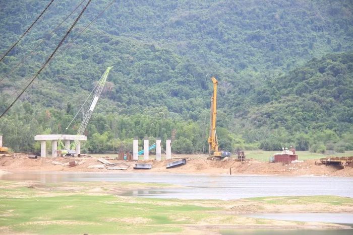 Nhà thầu đẩy nhanh thi công Dự án tuyến đường kết nối từ cao tốc Bắc - Nam đến Khu công nghiệp Phù Mỹ và Bến cảng Phù Mỹ, đoạn qua xã Phù Mỹ Đông. Ảnh: Trọng Lợi