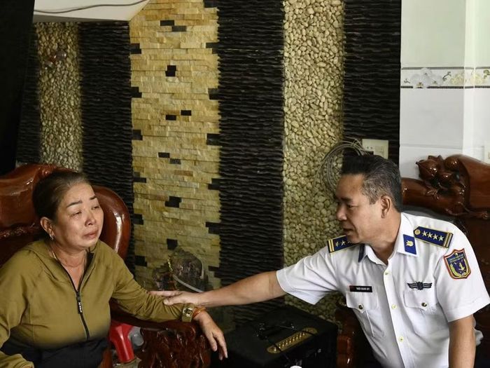  Đại tá Triệu Quang Quy - Chính ủy Hải đoàn 21 (bên phải) động viên gia đình 1 chủ tàu bị thiệt hại. Ảnh: ĐVCC 