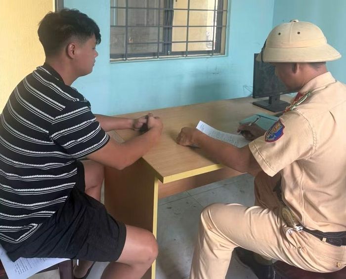 Tài xế đã bị xử phạt 5 triệu đồng và trừ 2 điểm trên giấy phép lái xe. Ảnh: ĐVCC