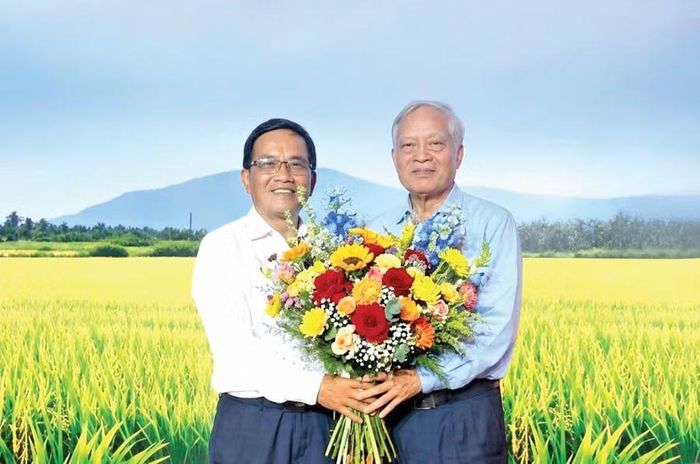 PGS. TS. Bùi Bá Bổng - nguyên Thứ trưởng Bộ Nông nghiệp và PTNT, Chủ tịch Hiệp hội Ngành hàng lúa gạo Việt Nam tặng hoa chúc mừng nhà thơ Nguyễn Thanh Mừng (bìa trái). Ảnh: NVCC