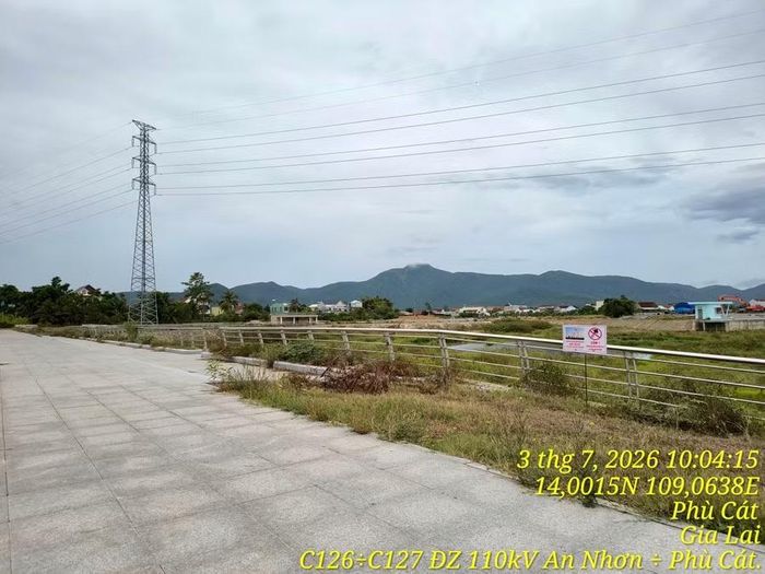  Đơn vị chức năng cắm biển cảnh báo cấm thả diều tại khu vực lưới điện cao áp qua xã Phù Cát. Ảnh: Nguyễn Thiện 