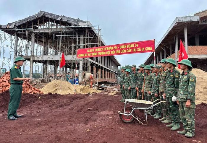  Cán bộ, chiến sĩ Lữ đoàn Pháo phòng không 234 tham gia xây dựng Trường Phổ thông nội trú liên cấp ở xã Ia Chia. Ảnh: N.T 