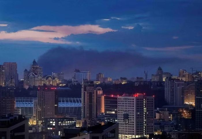 Khói bốc lên nghi ngút tại nội đô Kiev sau cuộc tấn công bằng tên lửa của Nga rạng sáng ngày 11-7. Ảnh: Reuters