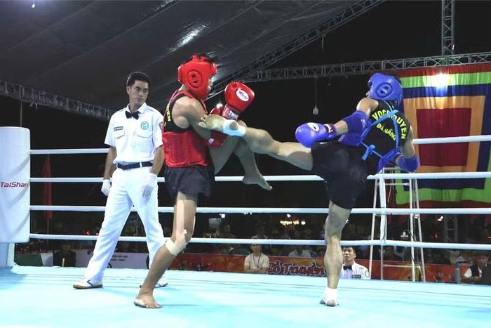 Thi đấu ở nội dung đối kháng theo hình thức 2: VĐV đội mũ, mặc giáp, đeo bọc chỏ. Ảnh: H.V
