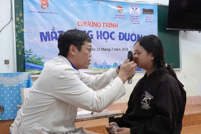 Khám mắt miễn phí cho học sinh Trường Tiểu học và THCS Phạm Hồng Thái. Ảnh: ĐVCC