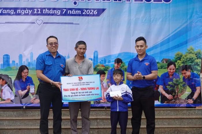 Trao mô hình sinh kế cho hộ anh Vũ Văn Trường (hộ có hoàn cảnh khó khăn) của xã Mang Yang. Ảnh: ĐVCC