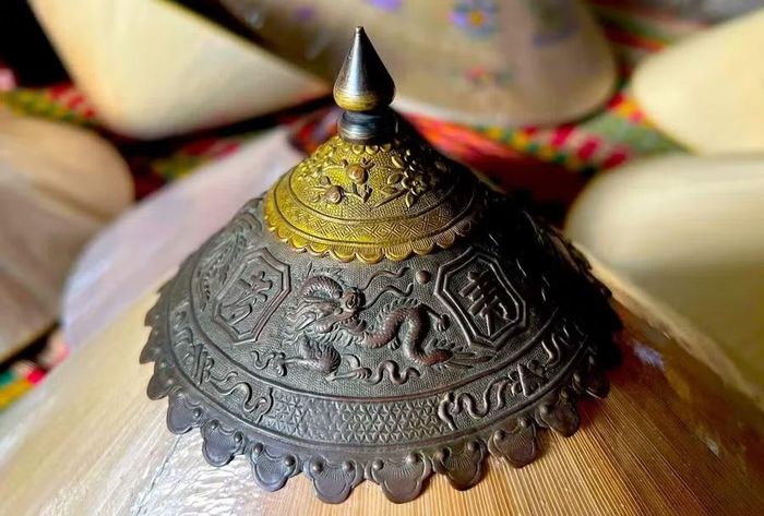 Những chiếc nón ngựa có chụp bằng kim loại quý đã cả trăm năm, vô cùng quý giá