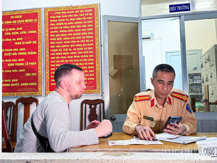 Đội Cảnh sát giao thông đường bộ lập biên bản vi phạm hành chính một người nước ngoài vi phạm trật tự an toàn giao thông.