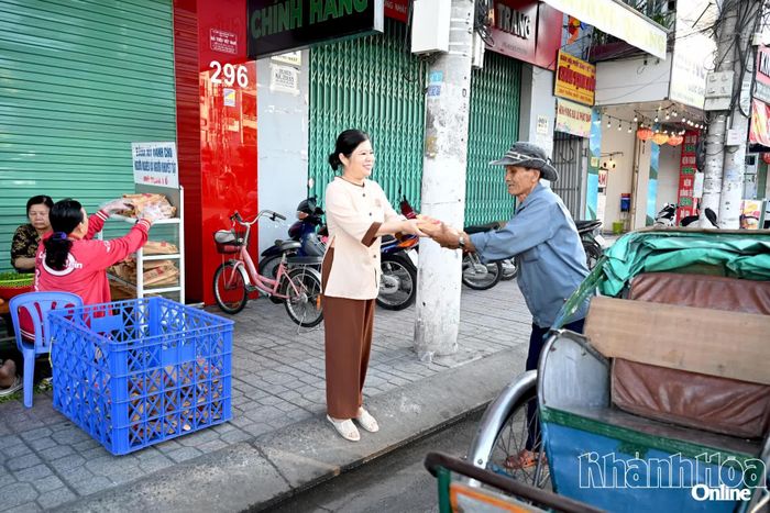 Tủ bánh mì từ thiện giúp đỡ bất cứ ai cần.