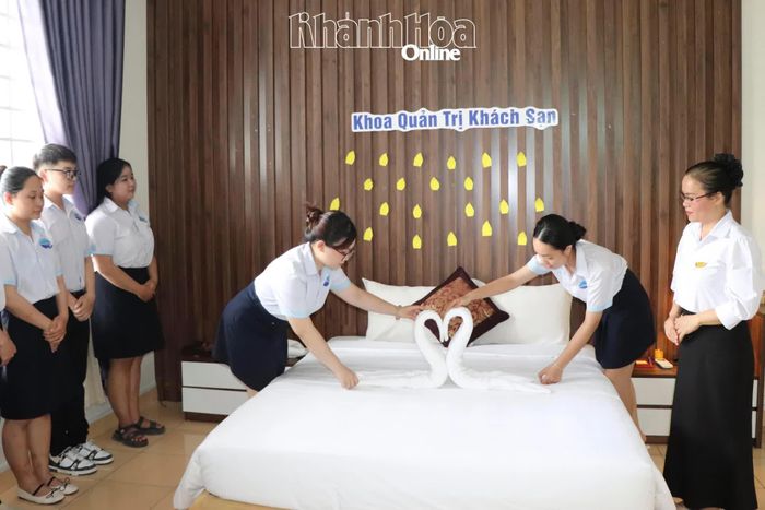 Một tiết thực hành của học sinh trung cấp nghề Trường Cao đẳng Du lịch Nha Trang.