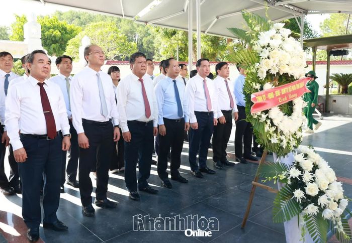Đoàn công tác tỉnh Khánh Hòa dâng hoa tại phần mộ 10 nữ anh hùng liệt sĩ thanh niên xung phong.