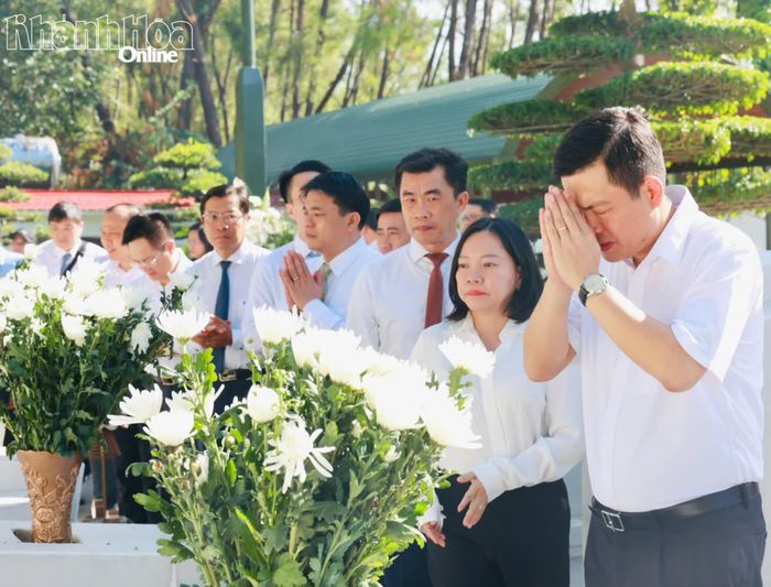 Đại biểu tỉnh Khánh Hòa dâng hoa tại khu mộ 10 nữ anh hùng liệt sĩ thanh niên xung phong.