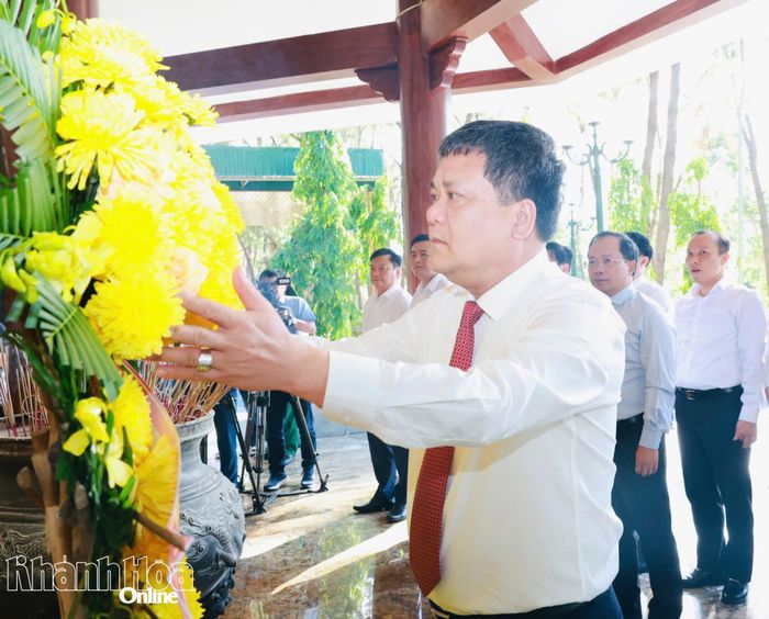 Bí thư Tỉnh ủy Trần Phong chỉnh hoa trước khi dâng hoa, dâng hương.