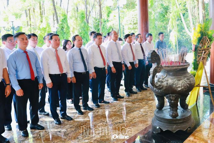 Bí thư Tỉnh ủy Trần Phong và đoàn công tác dâng hương tại Khu di tích Ngã ba Đồng Lộc.