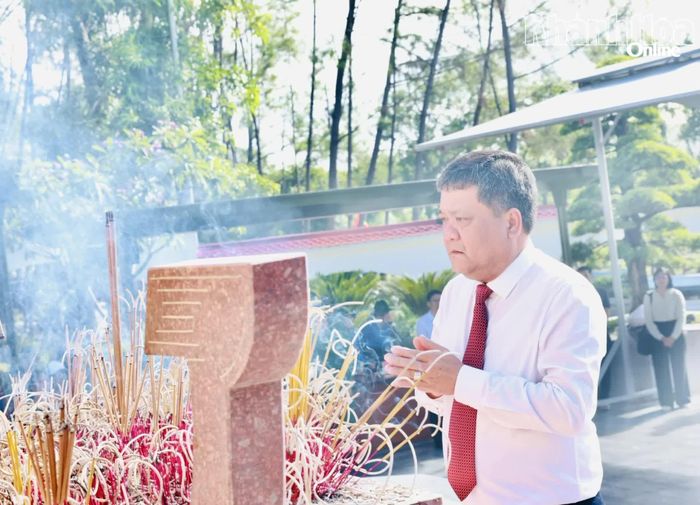 Bí thư Tỉnh ủy Trần Phong dâng hương tại khu mộ 10 nữ anh hùng liệt sĩ thanh niên xung phong.