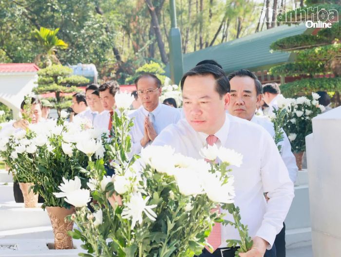 Phó Bí thư Thường trực Tỉnh ủy Hồ Xuân Trường và các đại biểu dâng hoa tại khu mộ 10 nữ anh hùng liệt sĩ thanh niên xung phong.
